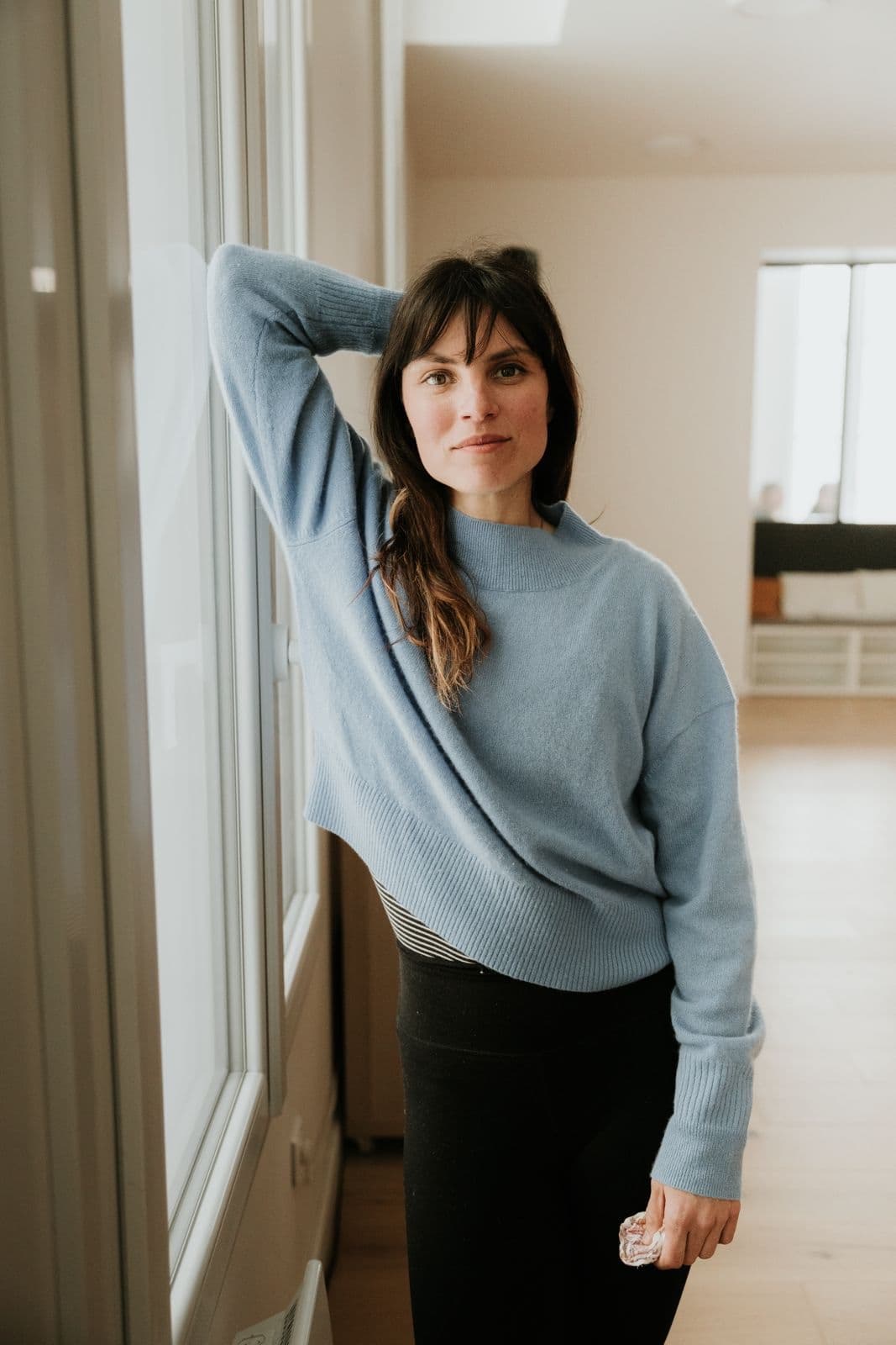 Portrait de Laura Sastre, adossée à une fenêtre du studio